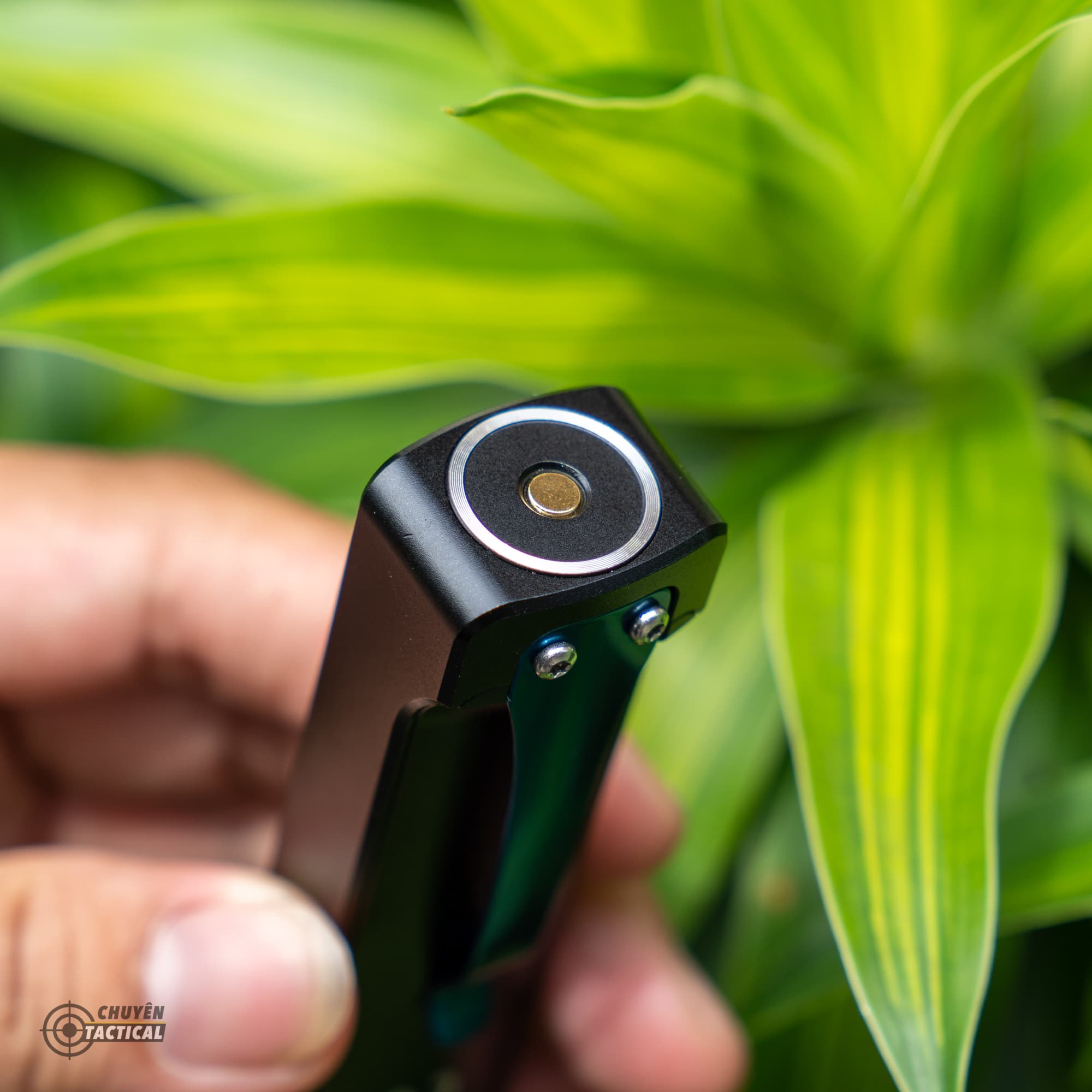 Đèn pin Olight Arkfeld NW