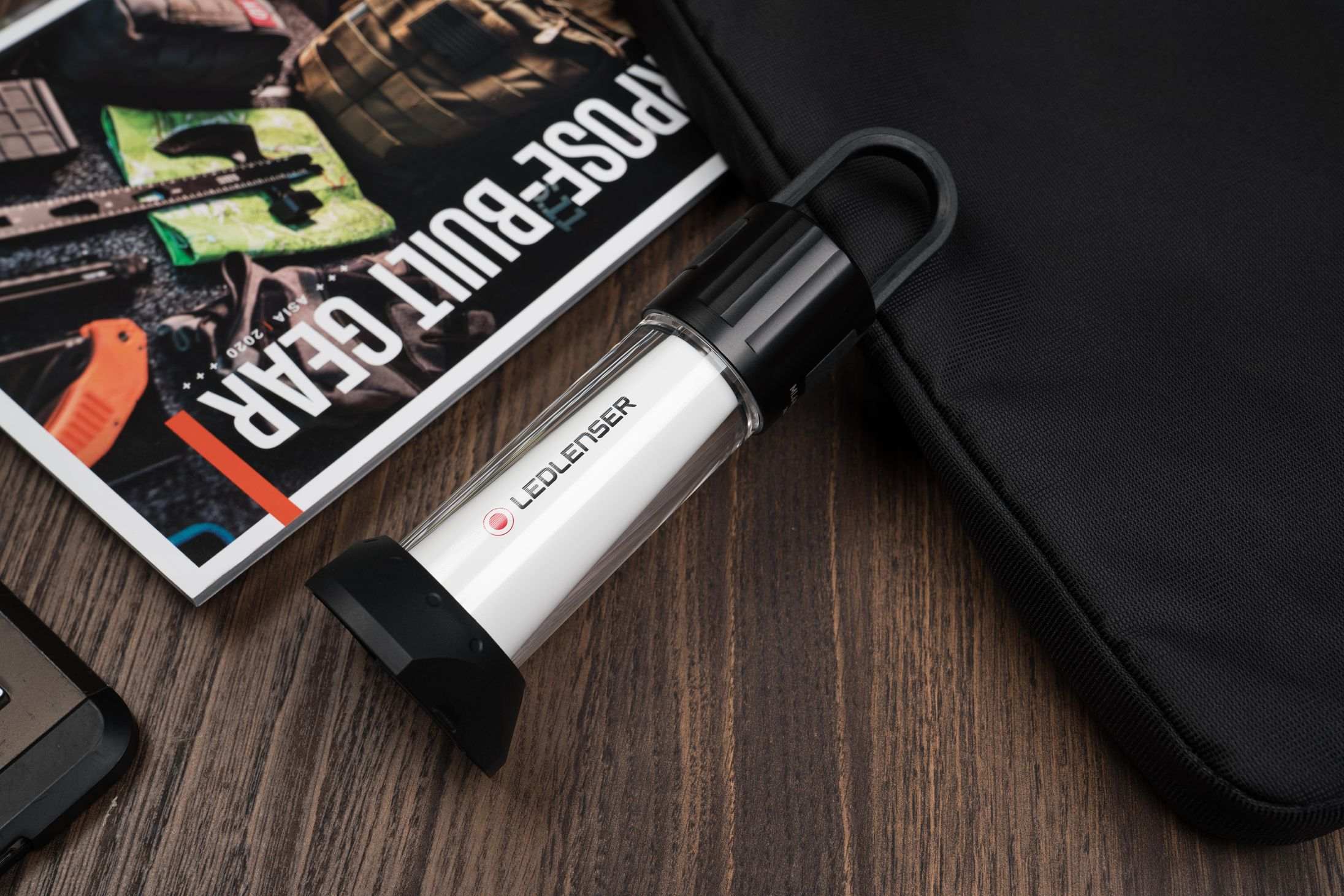 Ledlenser ML6 - Độ sáng tối đa 750 lumens. Đây là chiếc đèn pin cắm trại có ánh sáng vàng ấm rất đẹp Ledlenser ML6 - Độ sáng tối đa 750 lumens. Đây là chiếc đèn pin cắm trại có ánh sáng vàng ấm rất đẹp