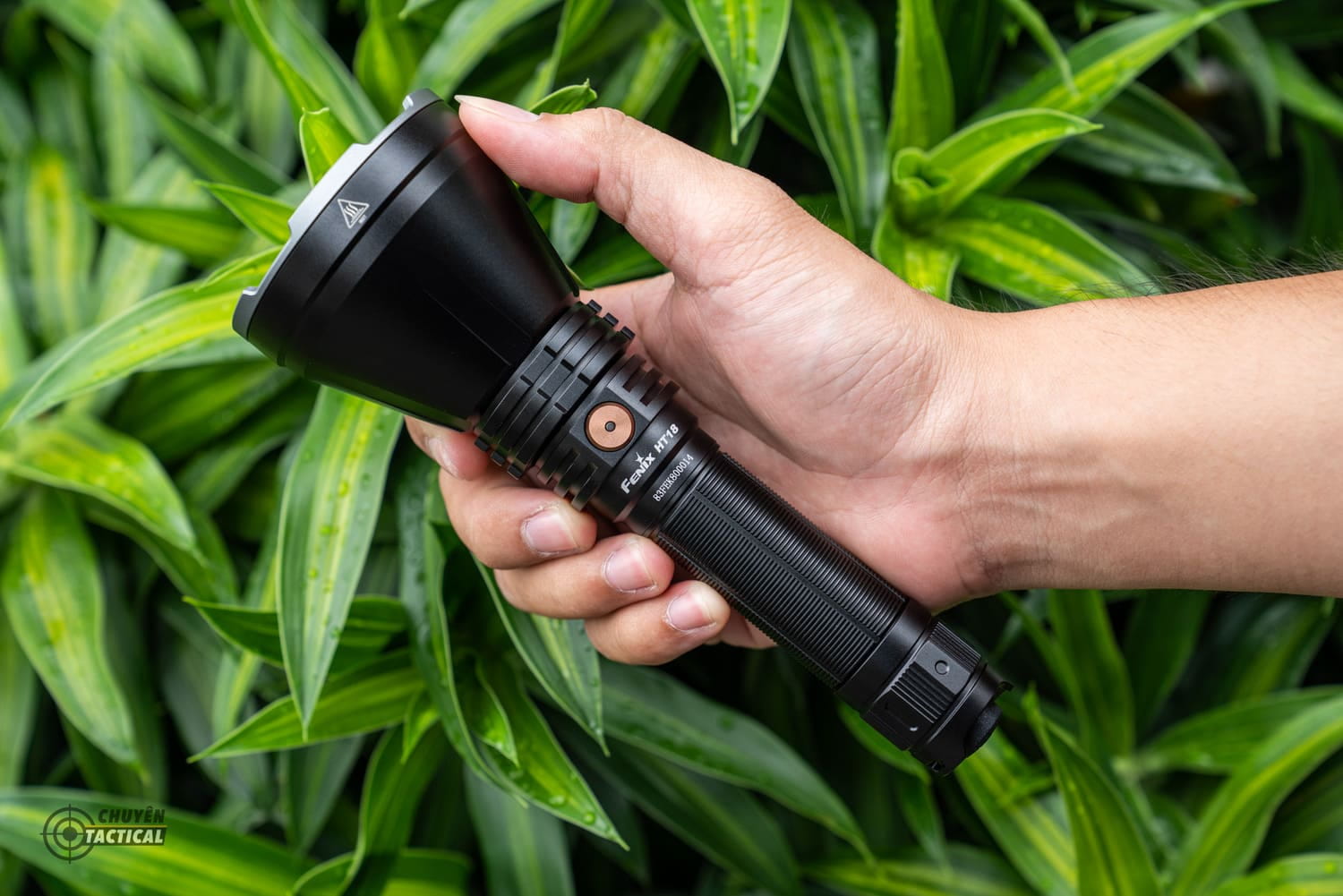 Đèn pin chiếu xa Fenix HT18