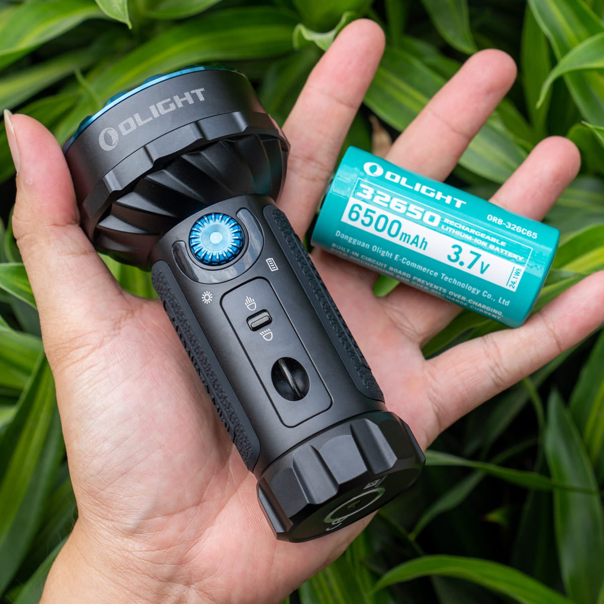 Chiếc đèn pin cầm tay đa năng phủ sóng hầu hết các nhu cầu Olight Marauder Mini + thêm một vài dòng thông số kĩ thuật ngắn gọn.