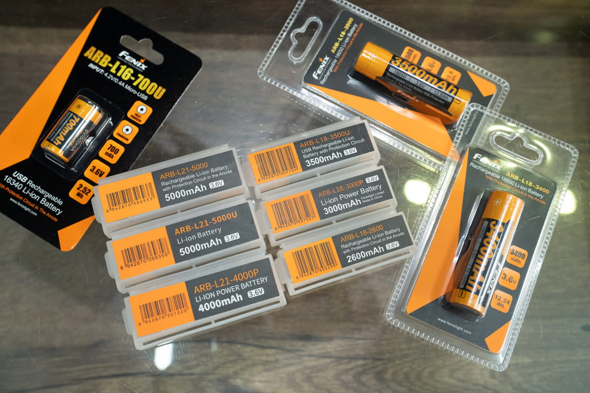 Hình ảnh pin Fenix có sạc, ko sạc trên thân, pin 18650, 16340, 21700,... 