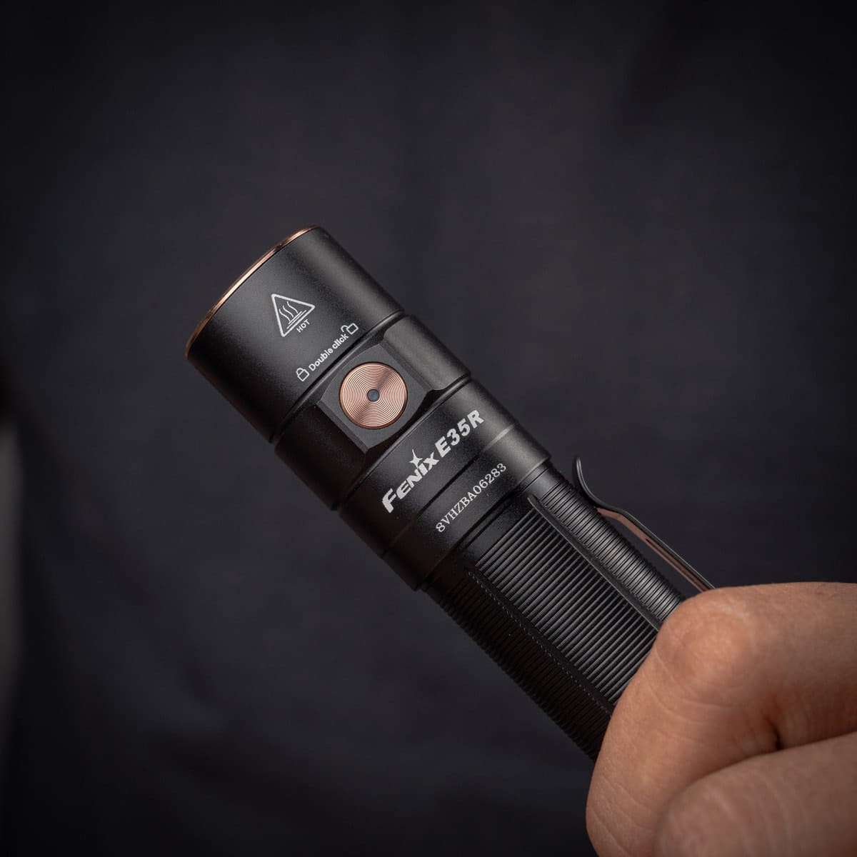 Đèn pin Fenix E35R công tắc kim loại có tích hợp đèn báo pin