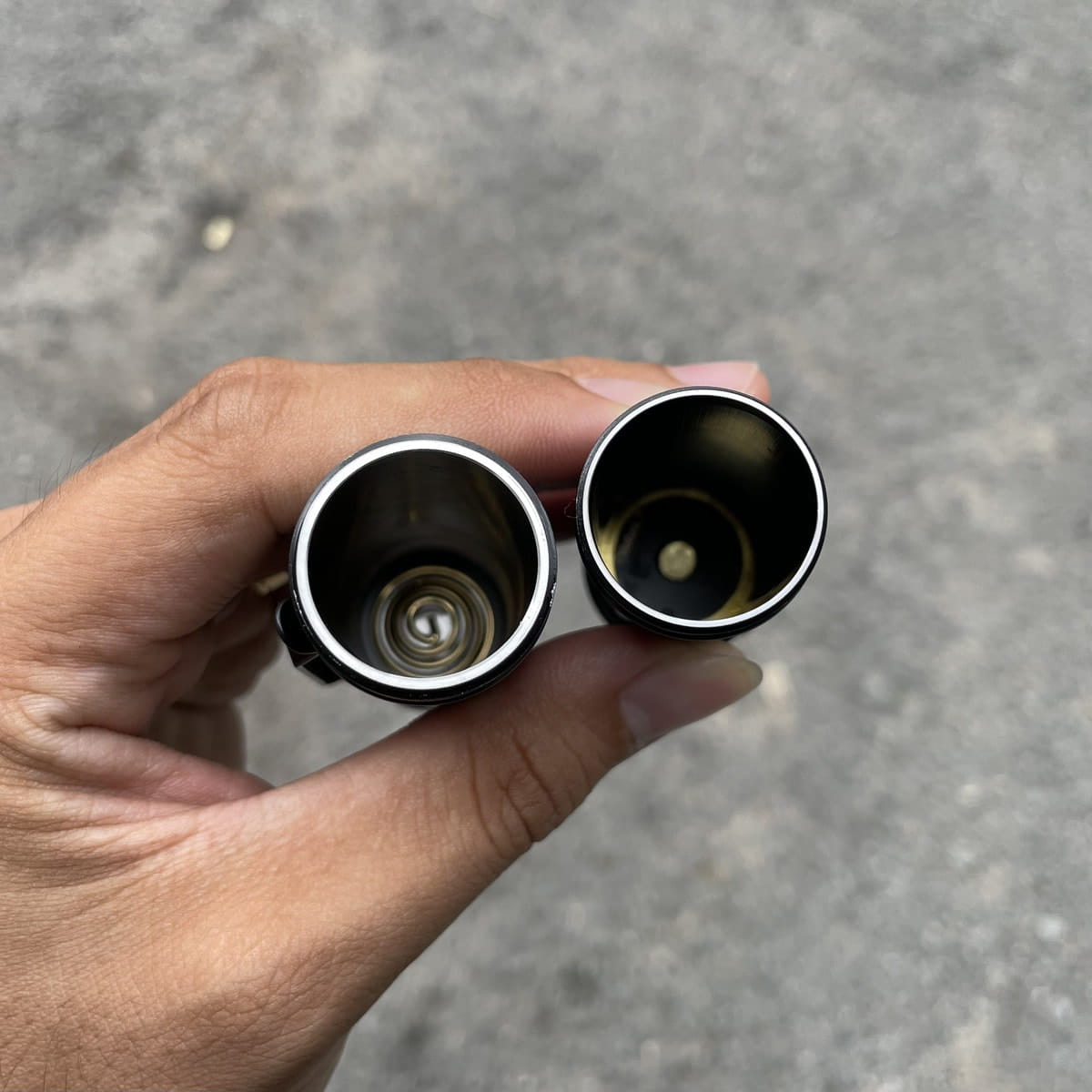 Hình ảnh chụp 2 loại đèn thân dày mỏng khác nhau