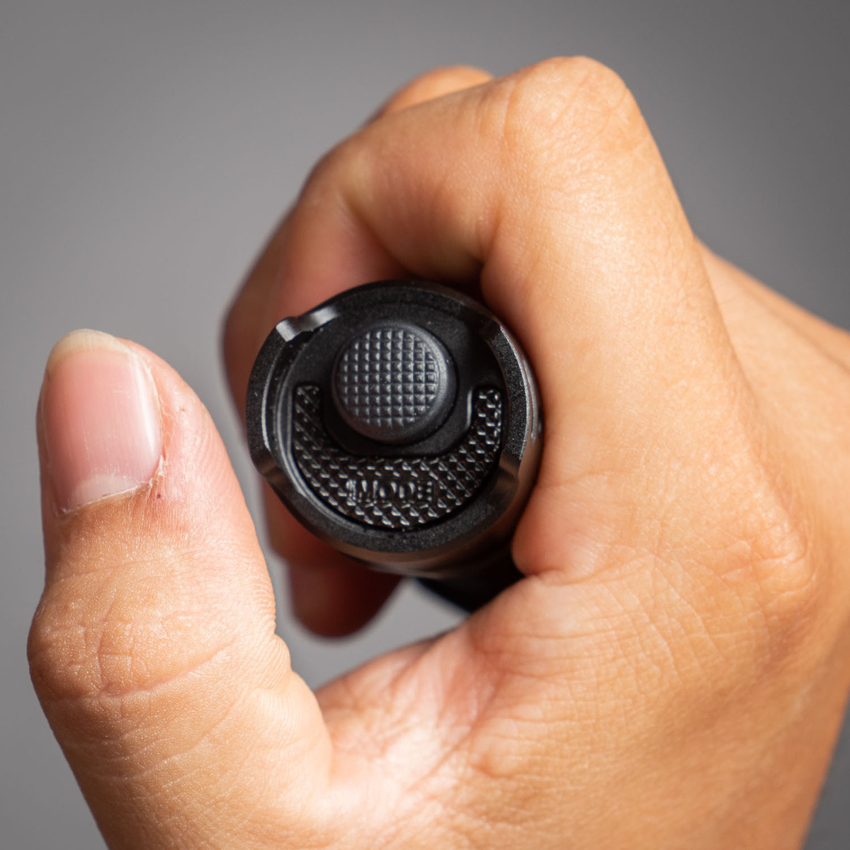 Den pin Nitecore P23i