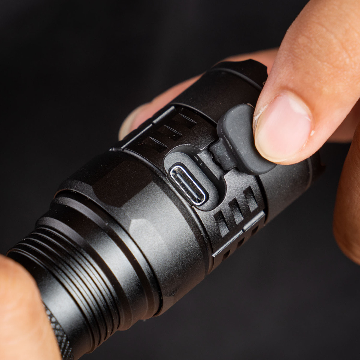 Den pin Nitecore P23i