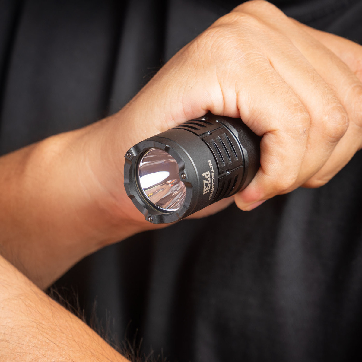 Den pin Nitecore P23i