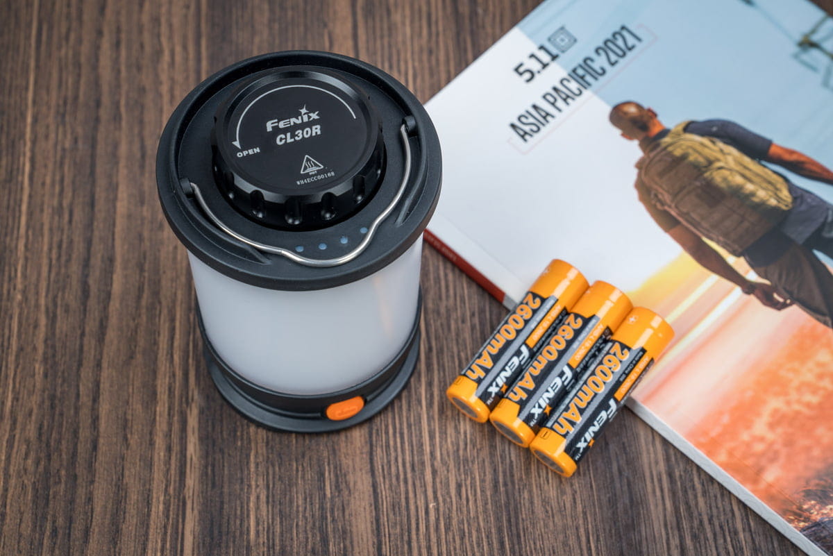 Đèn pin cắm trại Fenix CL30R cũng có kích thước vô cùng gọn nhẹ, giúp bạn có thể mang đi mọi nơi