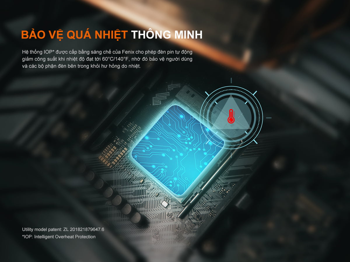  Đèn pin tác chiến Fenix TK22R trang bị cảm biến quá nhiệt thông minh.