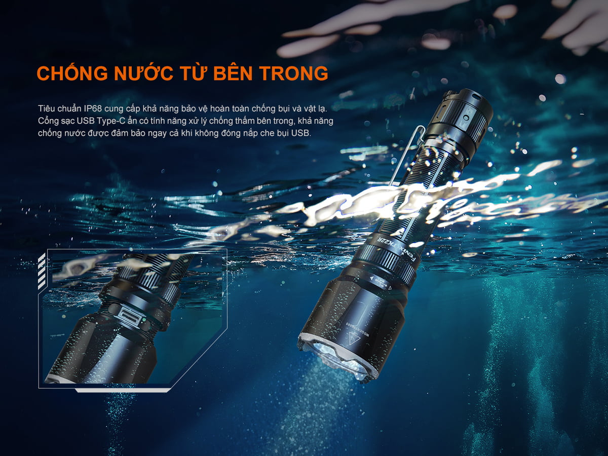  Đèn pin tác chiến Fenix TK22R trang bị cổng sạc Type-C thông dụng được chống nước từ bên trong.