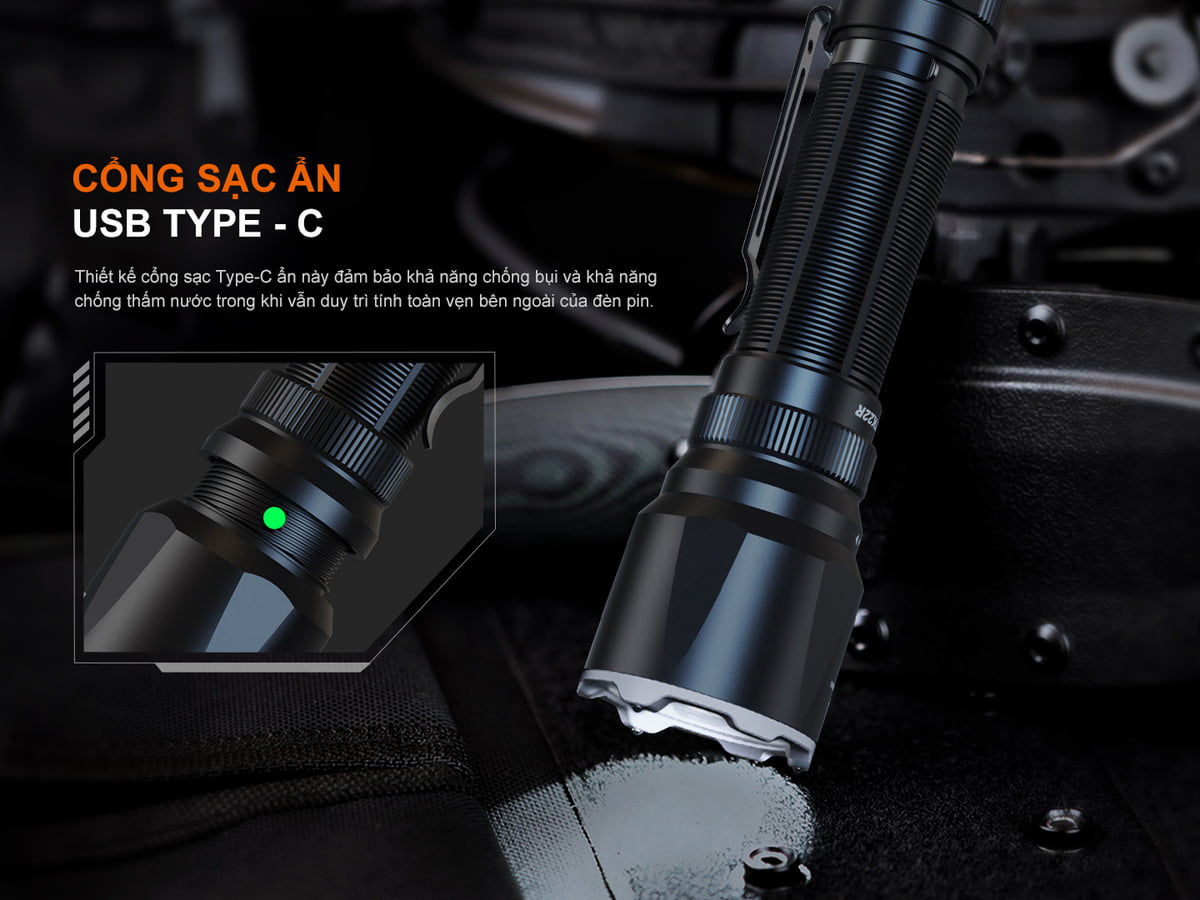 Đèn pin tác chiến Fenix TK22R với cổng sạc Type-C ẩn.