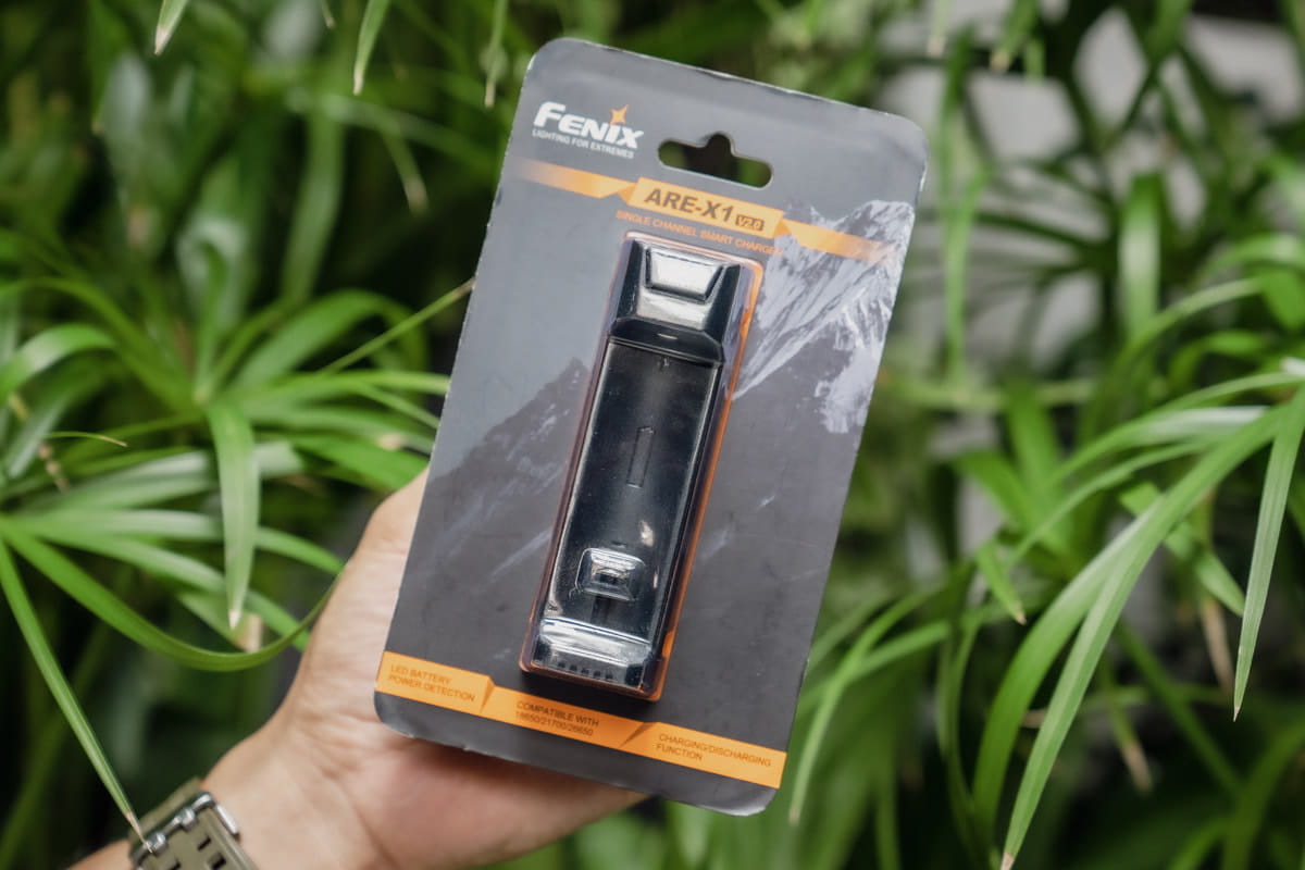 Fenix ARE-X1 V2.0 có khả năng tận dụng luôn pin Li-ion như 1 trạm sạc dự phòng
