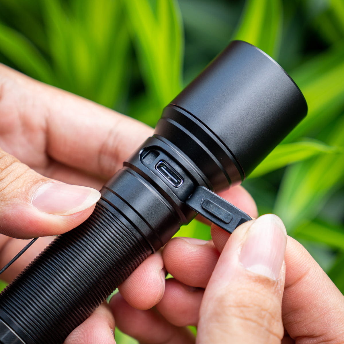 Tích hợp cổng sạc Type-C ngay trên thân. Đây là giao thức sạc tiên tiến, hỗ trợ sạc nhanh và rất phổ biến