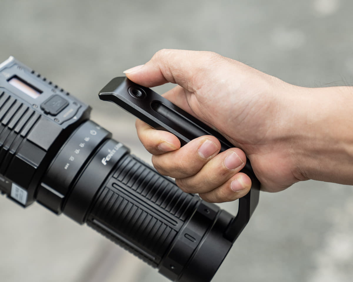 Tay cầm của đèn pin Fenix LR60R