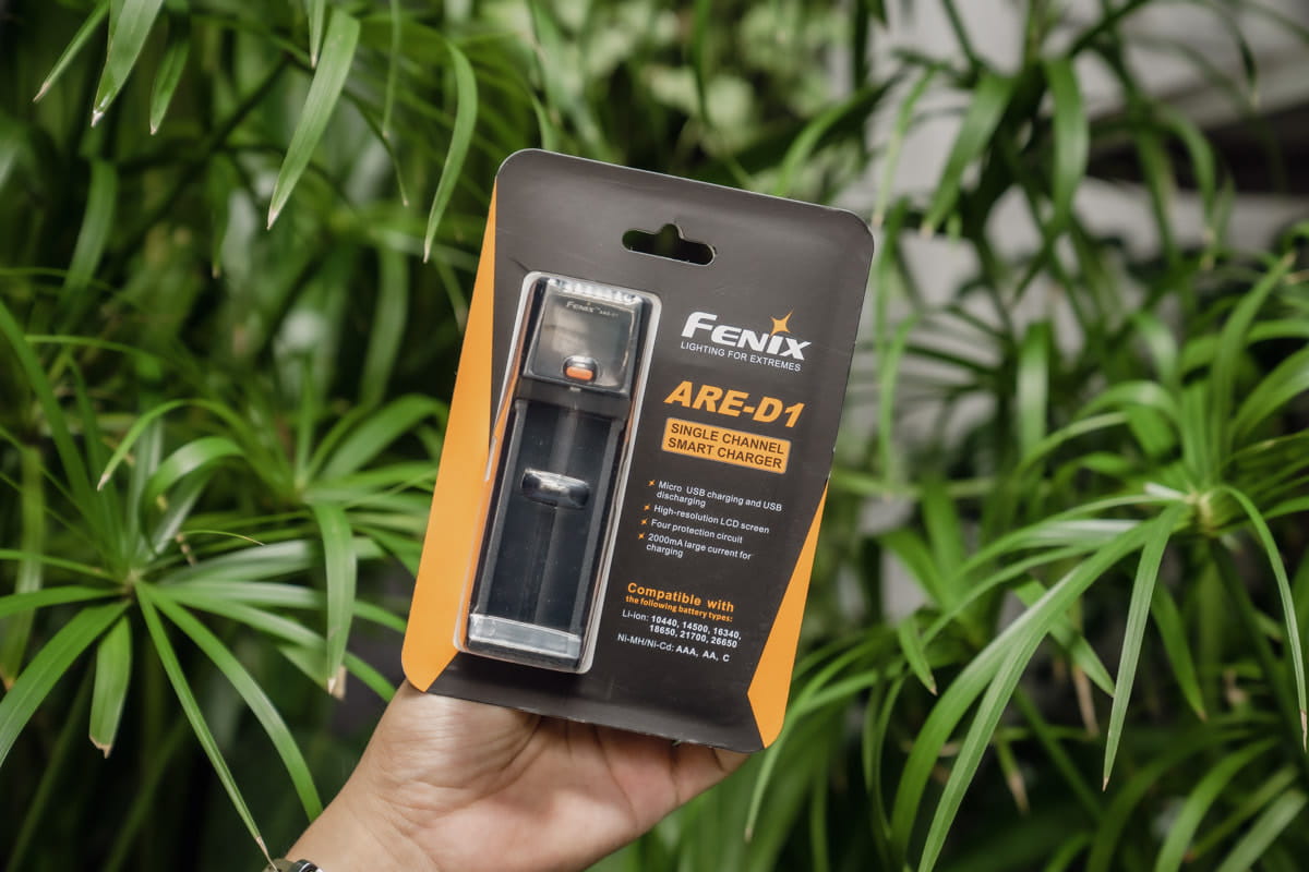 Fenix ARE-D1 trang bị cổng sạc Micro USB, tận dụng chung bộ cáp sạc đang dùng của Smartphone của bạn