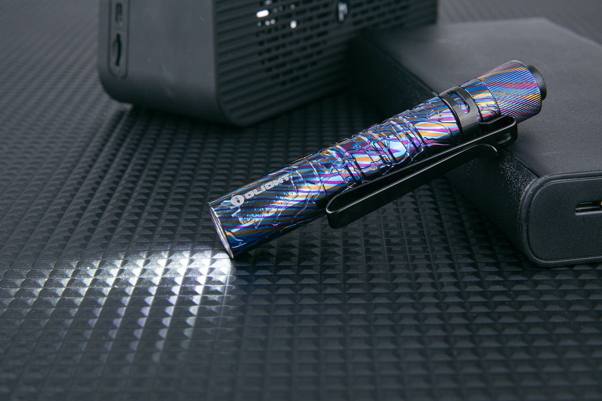 Đèn pin EDC Olight i3T phiên bản đặc biệt có thân vỏ được làm từ Titanium vân Damascus tinh tế.