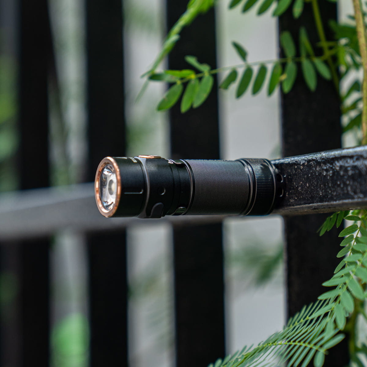 Đèn pin EDC mini Fenix E18R được trang bị nam châm ở đuôi đèn để hít trên bề mặt sắt