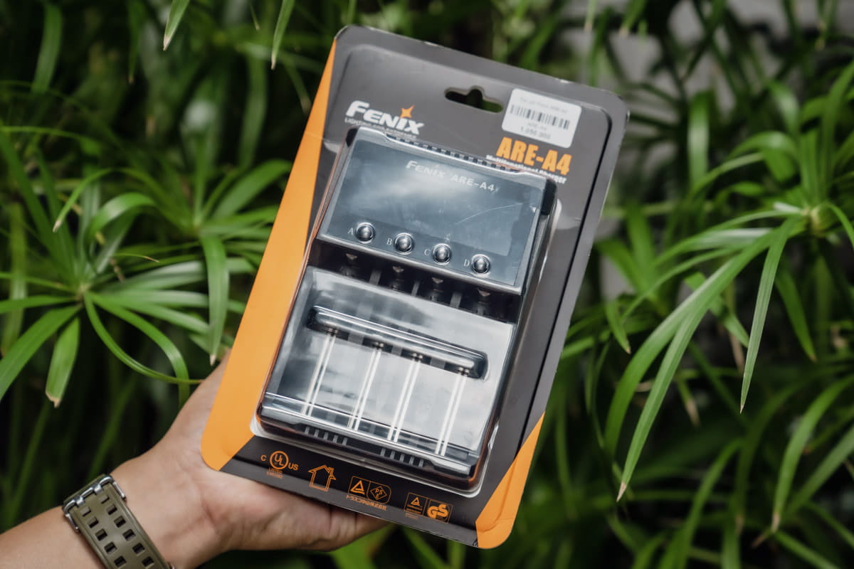 Fenix ARE-A4 là bộ sạc đa năng 4 kênh, tích hợp màn hình LCD hiển thị rõ tình trạng pin, trạng thái sạc/xả