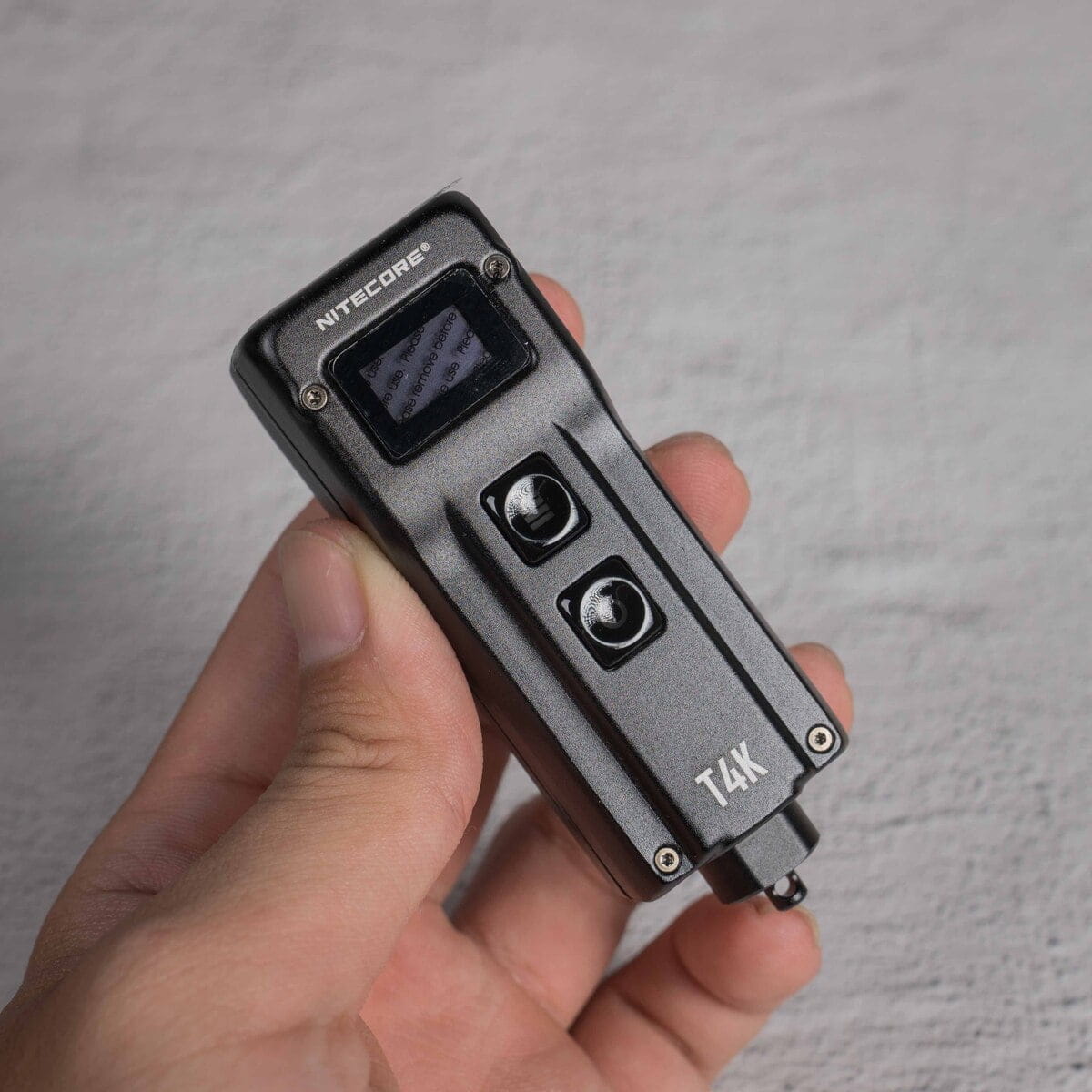 Đèn pin Nitecore T4K với thiết kế độc lạ, có màn hình LCD hiển thị thông số hoạt động