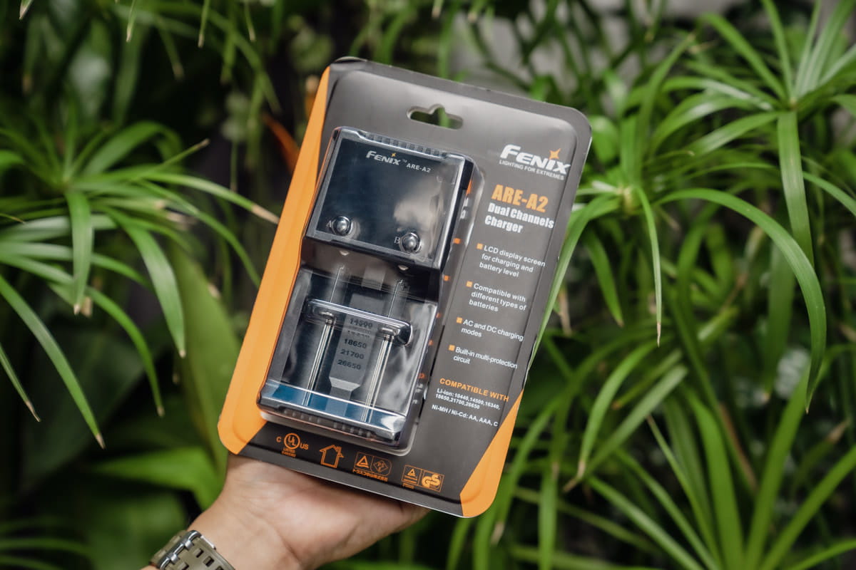 Fenix ARE-A2 là bộ sạc đa năng 2 kênh, tích hợp màn hình LCD hiển thị rõ tình trạng pin, trạng thái sạc/xả
