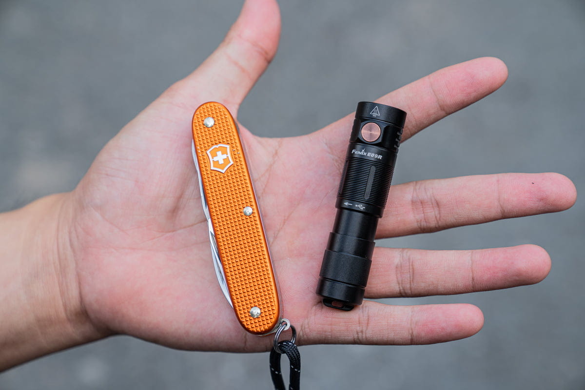 Chiếc đèn pin siêu sáng mini Fenix E09R