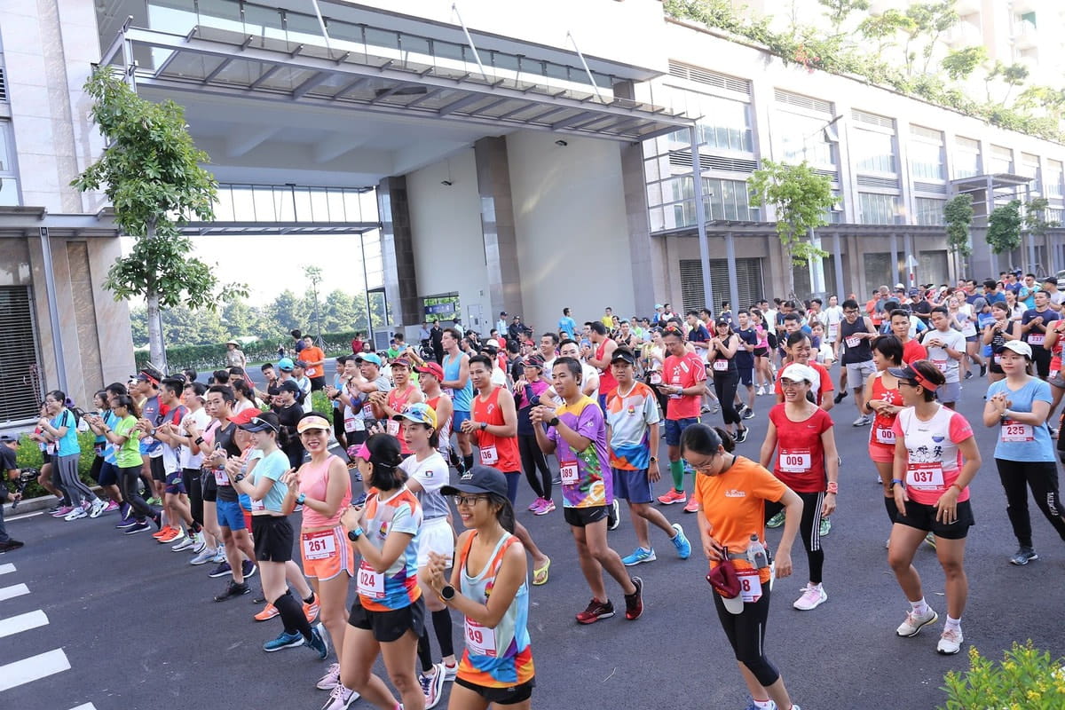 chay marathon trong thanh pho