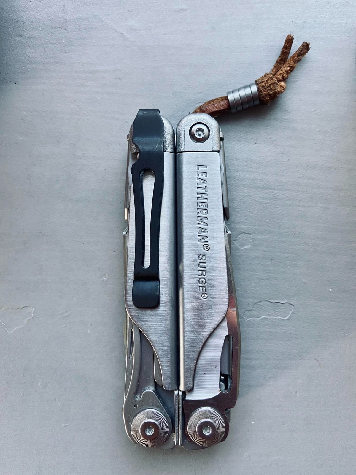 Clip gài túi quần/áo của Leatherman Surge có thể tháo rời.